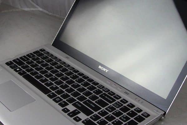 چرا نمایشگر لپ تاپ سونی لکه سیاه دارد؟